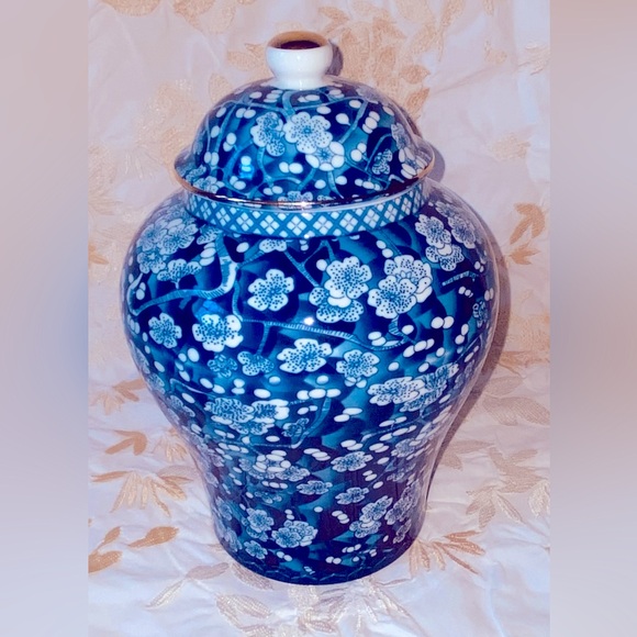 New Gourgues Urn/Vessel Blue w/White Flowers, Many Uses- Flowers, Tea, Ashes... - Picture 9 of 16